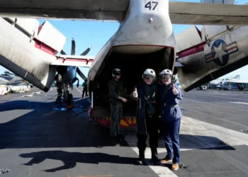 Milei posa junto a un avión de Estados Unidos/AFP