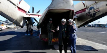 Milei posa junto a un avión de Estados Unidos/AFP