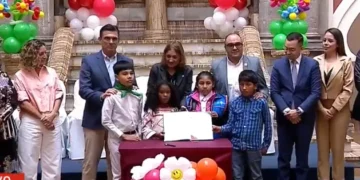 El presidente Rodrigo Paz, la primera dama, junto a autoridades de Estado y los niños.