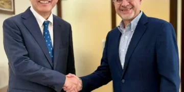 EL embajador de Japón, Shigeharu Orihara y el ministro de la Presidencia, José Luis Lupo. (Foto: Presidencia)