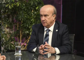 Mariano Jabonero durante una entrevista en estudio sobre educación y cooperación en Bolivia