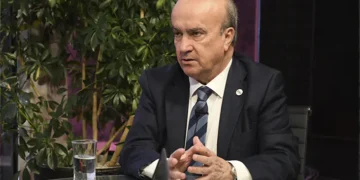 Mariano Jabonero durante una entrevista en estudio sobre educación y cooperación en Bolivia