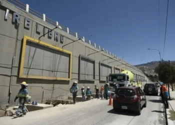 Obreros municipales ultiman detalles para concluir los trabajos de rehabilitación. FOTO: GAMLP