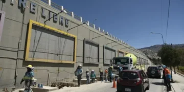 Obreros municipales ultiman detalles para concluir los trabajos de rehabilitación. FOTO: GAMLP