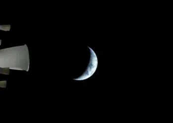 Vista desde la tierra de   Artemis II cerca de la luna. Foto: NASA