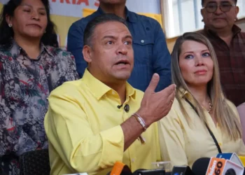 Luis Revilla, candidato a gobernador por la alianza Patria Sol, brinda una conferencia de prensa. (Foto: APG)