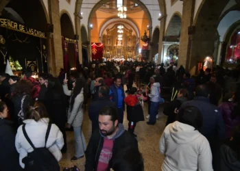 Feligreses visitan iglesias en Jueves Santo. FOTO: APG