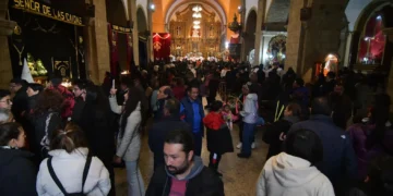 Feligreses visitan iglesias en Jueves Santo. FOTO: APG