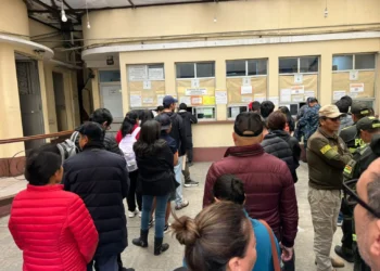 Filas para trámites en una entidad de Estado. Foto: ABI