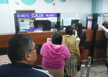 Contribuyentes realizan el pago de sus impuestos. FOTO: GAMLP
