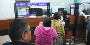 Contribuyentes realizan el pago de sus impuestos. FOTO: GAMLP