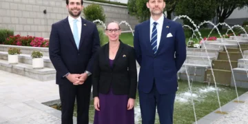 La encargada de Negocios de EEUU, Debra Hevia, junto a los funcionarios de la Cámara de Representantes. (Foto: Embajada de EEUU)