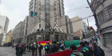 Trabajadores de Emaverde bloquearon algunas vías del centro paceño. FOTO: GAMLP
