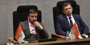 El ministro de Hidrocarburos, Mauricio Medinaceli y el presidente del Senado, Diego Ávila. (Foto: APG)