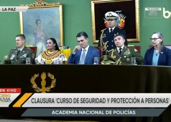 El presidente Rodrigo Paz en la entrega de diplomas. Foto: Captura.