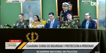 El presidente Rodrigo Paz en la entrega de diplomas. Foto: Captura.