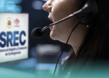 Una operadora del call center del SREC. Foto: Prensa YPFB