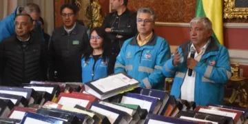 El aclalde Iván Arias y su equipo de trabajo durante la entrega de la documentación. FOTO: GAMLP