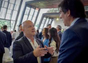 Oswaldo Barriga, presidente de la Caneb, dialoga con el ministro Mauricio Zamora. (Foto: Min. de Obras Públicas)