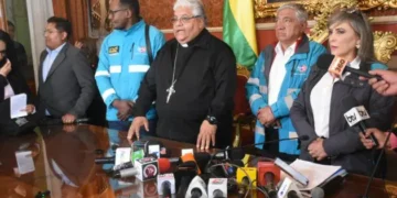 El alcalde Iván Arias junto a representantes de la Iglesia Católica. FOTO: GAMLP