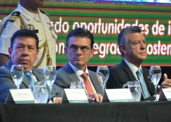 Rodrigo Paz (c) en el foro económico que se realizó en Cochabamba. Foto: APG