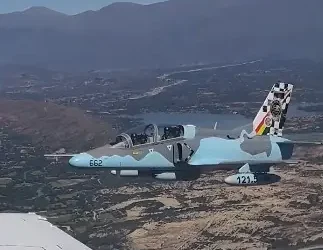 Aeronaves K-8 escoltando al presidente Rodrigo Paz. Foto: Captura.