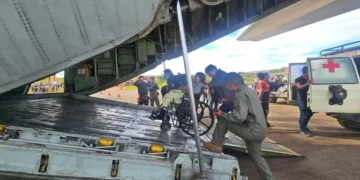 El avión de la Fuerza Aérea traslada a los heridos de Apolo. (Foto: ABI)