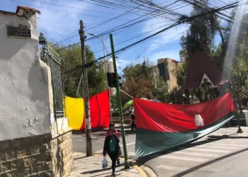 Afines a Yahuasi bloquean un vía en el centro de La Paz. Foto: La Razón.