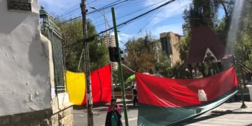 Afines a Yahuasi bloquean un vía en el centro de La Paz. Foto: La Razón.