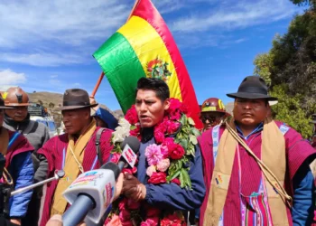 El excandidato René Yahuasi encabeza una marcha. Foto: RRSS