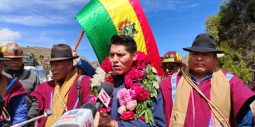 El excandidato René Yahuasi encabeza una marcha. Foto: RRSS