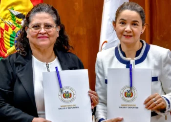 La ministra Marcela Flores y la representante del PNUD Renata Rubian.
Foto Ministerio de Salud y Deportes
