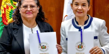 La ministra Marcela Flores y la representante del PNUD Renata Rubian.
Foto Ministerio de Salud y Deportes