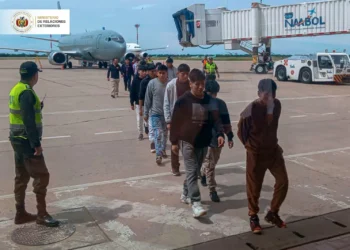 Bolivianos llegan a Viru Viru. Foto: Cancillería