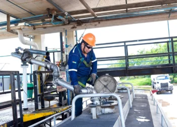 Descarga del combustible en la planta de Palmasola. Foto: Prensa YPFB