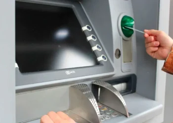 Un usuario retira dinero de un cajero automático con su tarjeta de débito habilitada. Foto: La Razón