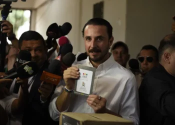 JP Velasco emite su voto. Foto: APG.
