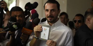 JP Velasco emite su voto. Foto: APG.