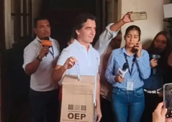 Manuel Saavedra emite su voto. Foto: Captura