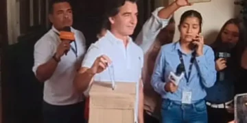 Manuel Saavedra emite su voto. Foto: Captura