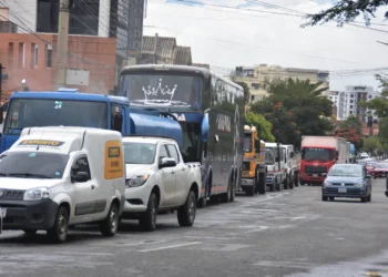 Filas por carburantes. Foto: APG