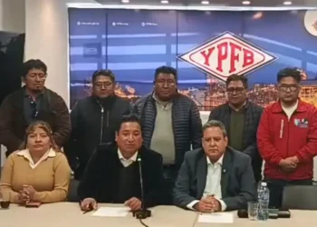 La conferencia de prensa que brindaron YPFB y Cadetran. Foto: Captura video