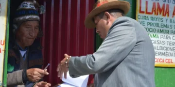 Personal del Sedes La Paz realizó un operativo en puestos de médicos tradicionales en El Alto. FOTO: Sedes