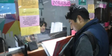 Un contribuyente realiza el pago de sus impuestos en la ATM. FOTO: GAMLP