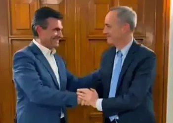 El presidente Rodrigo Paz y el vicepresidente del BID, Jordan Schwartz.
Foto: Captura RRSS