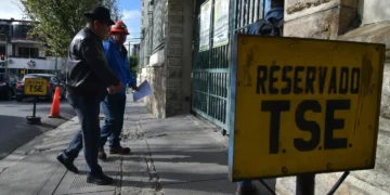 Miembros de la COB llegan al TSE. Foto: APG