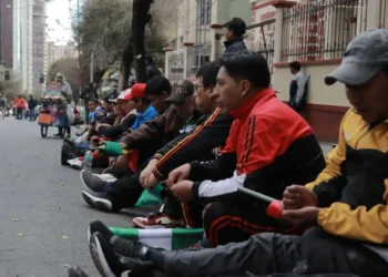 Maestros protestan en puertas del Ministerio de Educación. Foto: APG