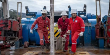 Trabajadores en una planta de la estatal petrolera. Foto: YPFB