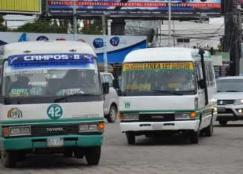 La población tiene problemas para conseguir transporte/ARCHIVO