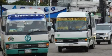 La población tiene problemas para conseguir transporte/ARCHIVO